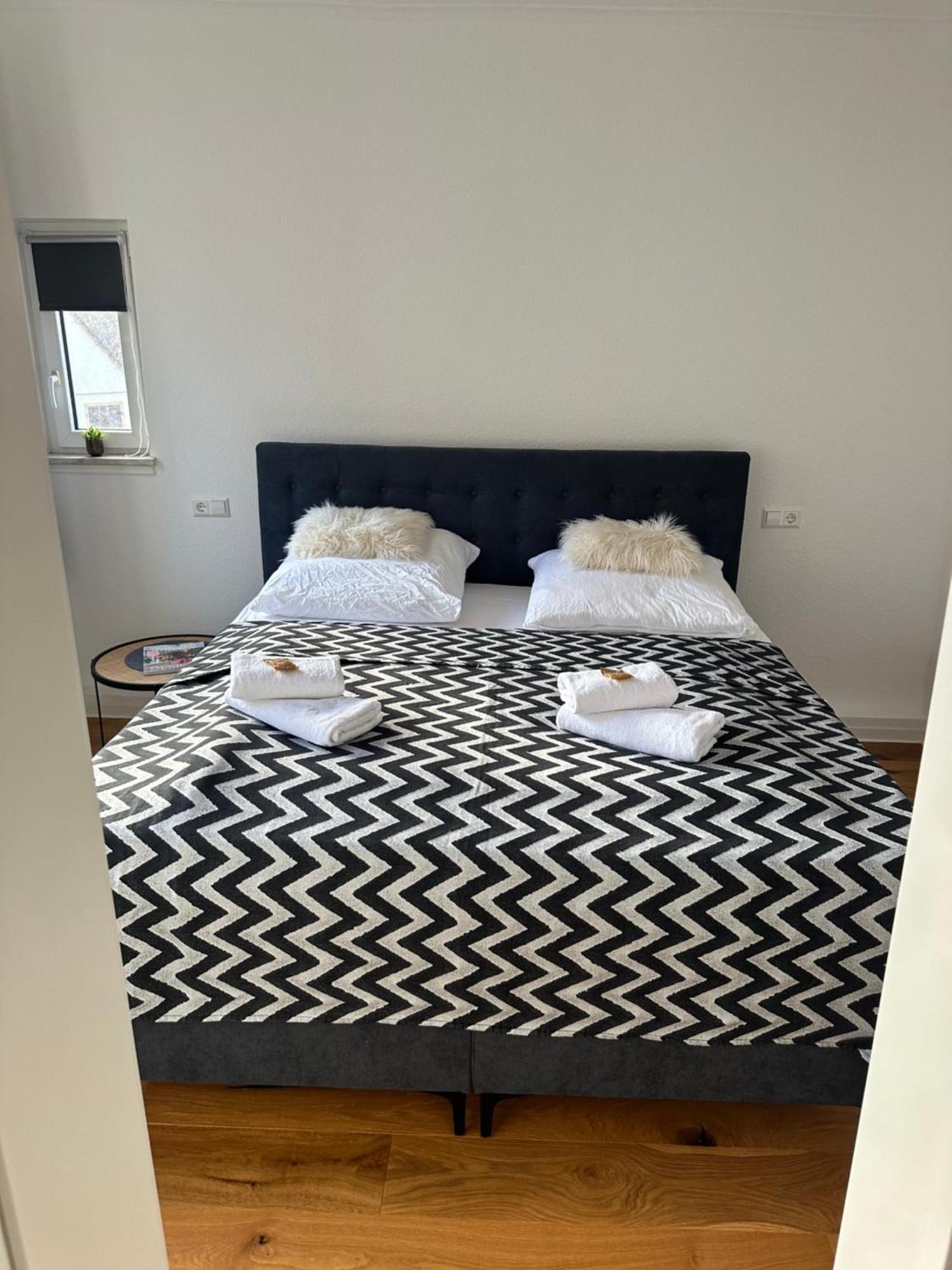 Stylisches Apartment Mit Grossem Tageslichbad Am Marktplatz Леонберг Экстерьер фото